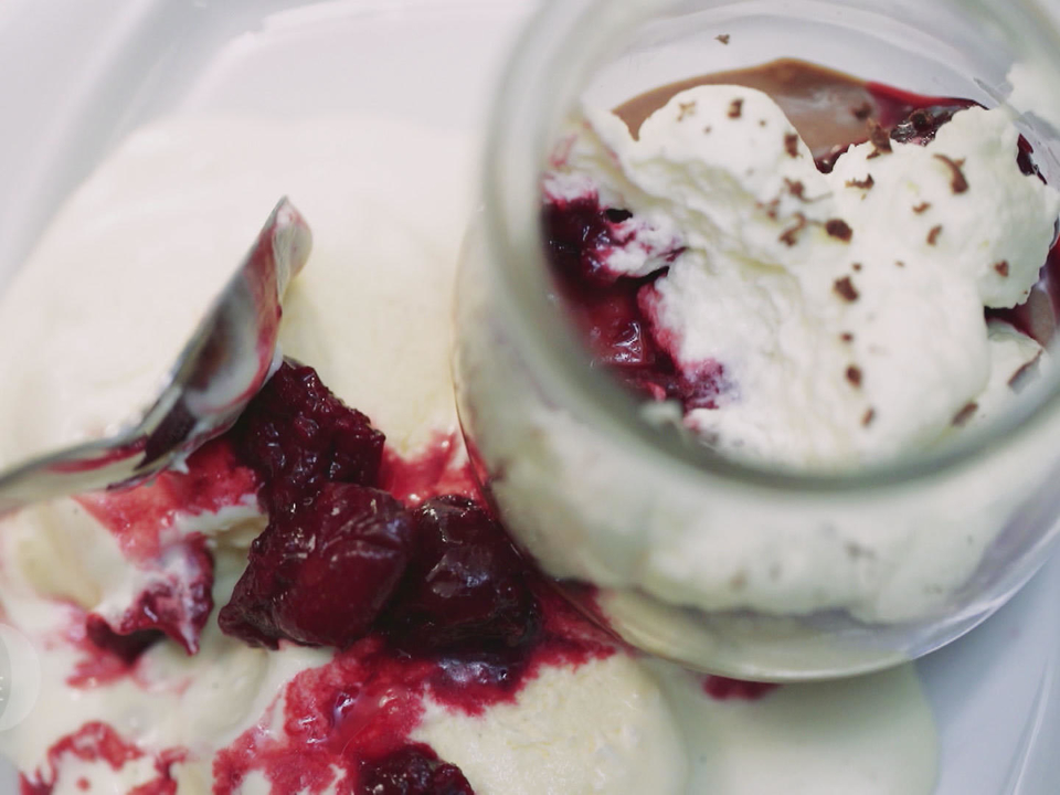 Schwarzwälder Kirsch im Glas mit Vanilleparfait
