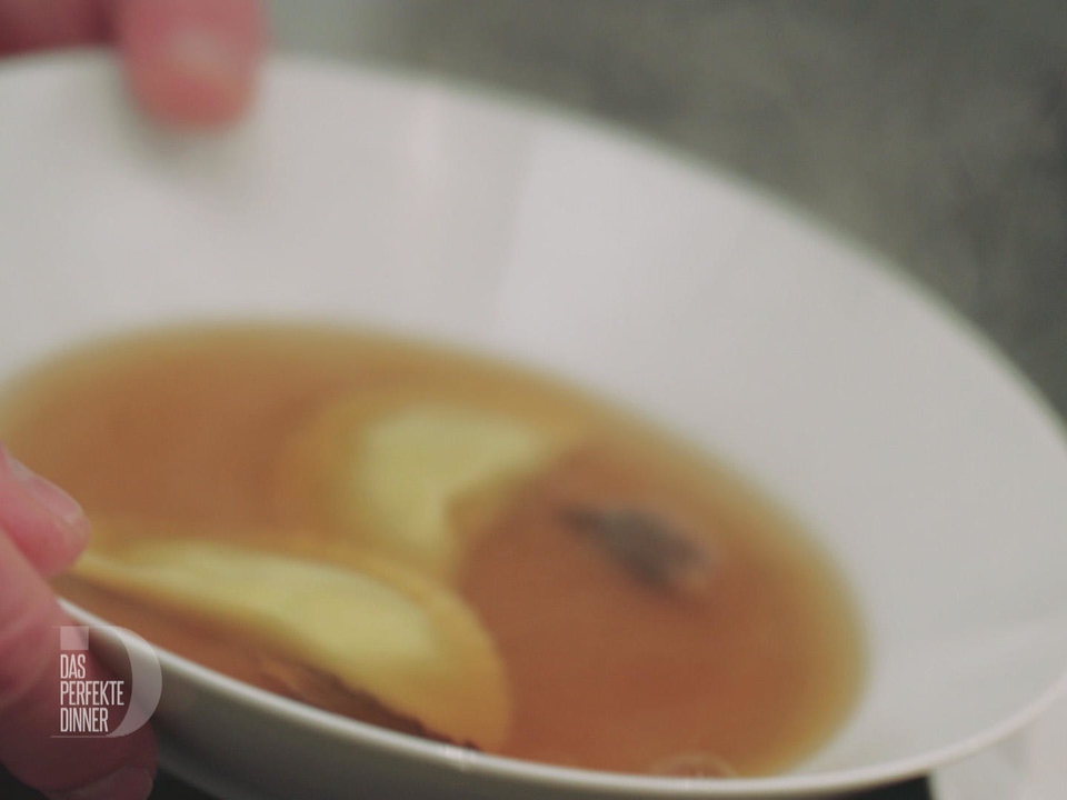 Pilz-Consommé mit Trüffel-Kartoffel-Ravioli