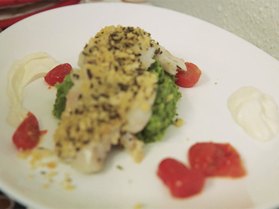 Ofenkabeljau mit Zitronen-Rosmarin-Kruste und Rucola-Kartoffel-Stampf