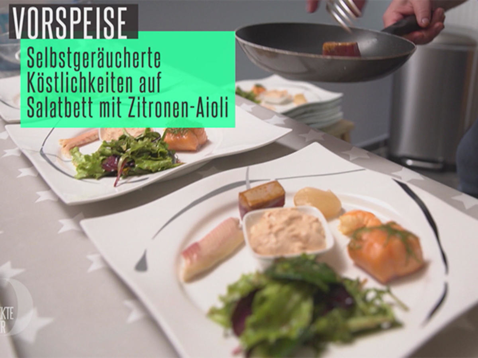 Verschiedene Köstlichkeiten aus dem Räucherofen mit Pull-Apart-Bread