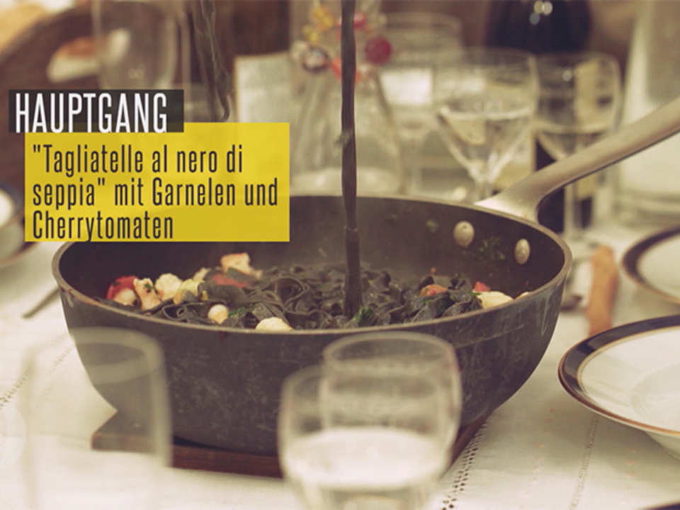 Selbstgemachte schwarze Tagliatelle mit Garnelen, Cherrytomaten und Basilikum-Soße