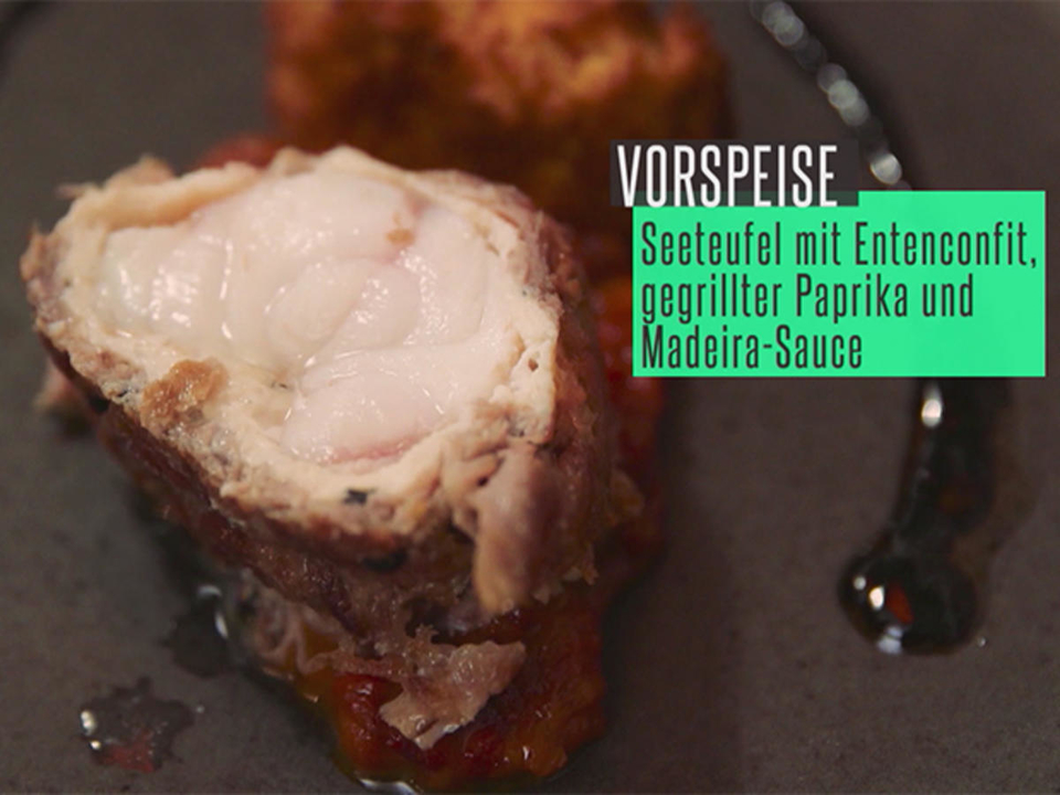 Seeteufel im Entenconfit mit roter und gelber Paprika, Knoblauchpüree, frittierte Avocado