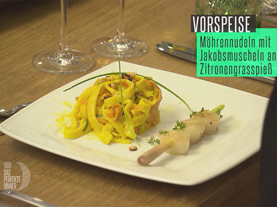 Möhrennudeln Kurkuma mit Jakobsmuscheln am Zitronengrasspieß