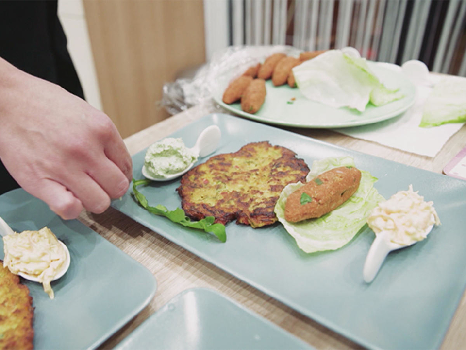 Linsen-Frikadellen (Mercimek Köftesi) mit Zigarren-Rollen (Sigara Böregi)
