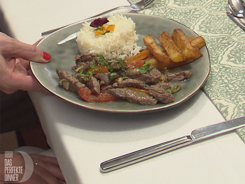 Rind "Lomo Saltado" mit Gemüse, Kartoffeln und Reis