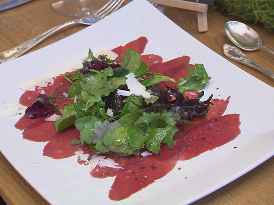 Rehcarpaccio mit Wildkräutersalat