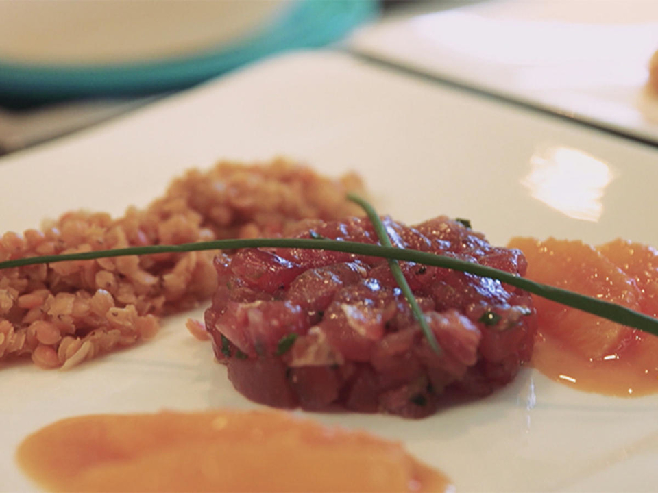 Thunfischtatar mit roten Linsen und Orangensugo
