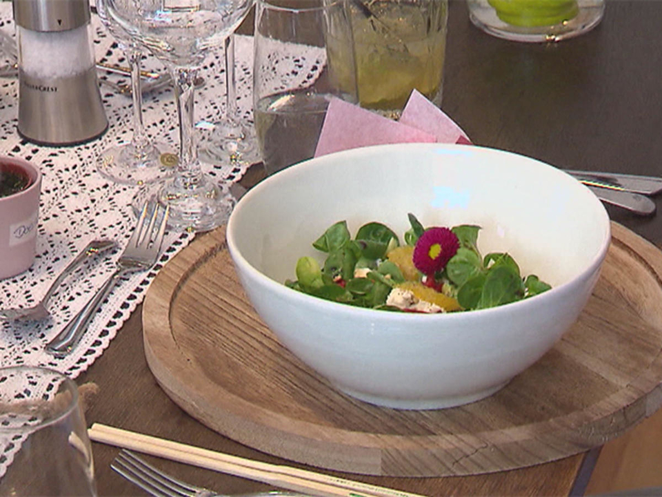 Frischer Feldsalat mit Orangenfilets und Feta – dazu ein Gemüse-Muffin
