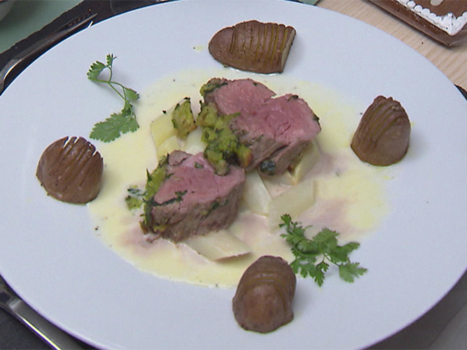 Kalbsfilet mit Bärlauchkruste auf Spargelragout und Ofenkartoffeln