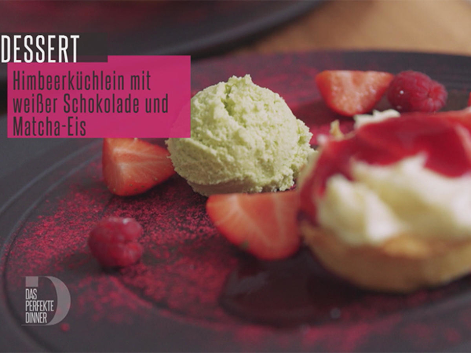 Himbeerküchlein mit weißer Schokolade und Matcha-Eis