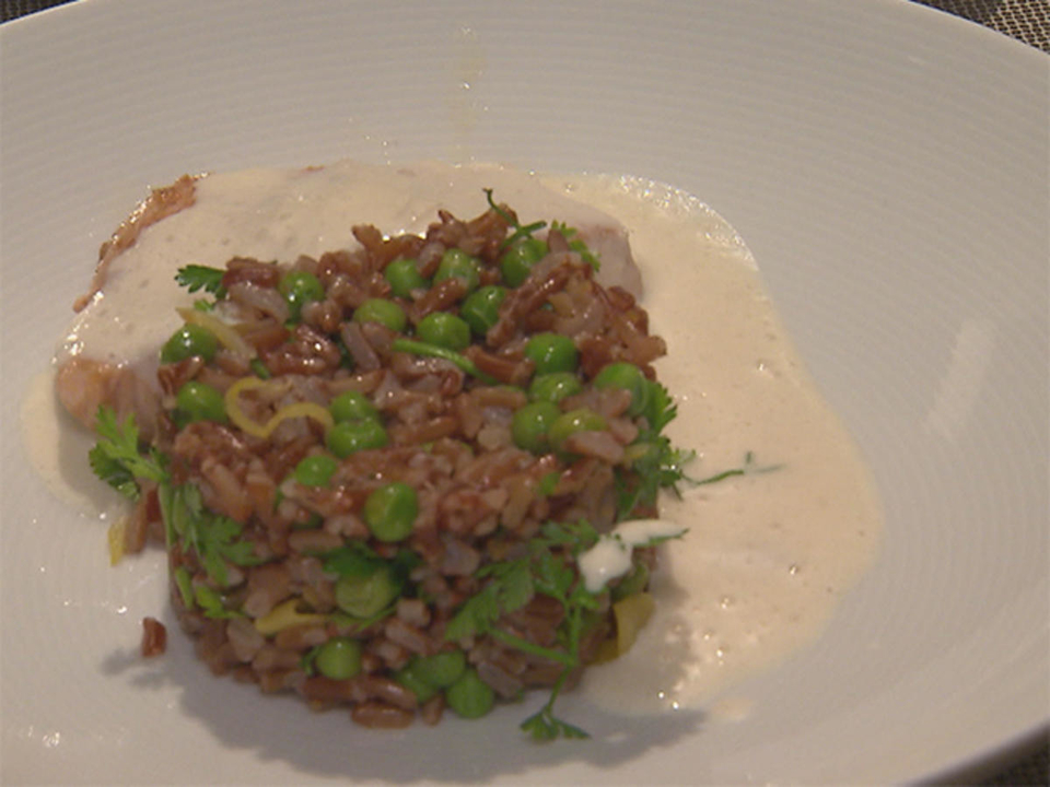 Lachs auf rotem Reis mit Kerbel und Zitronendressing