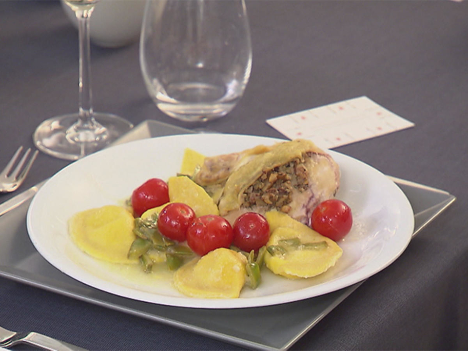 Maispoulardenbrust mit Walnuss und Rosmarin an Ravioli in Zitronen-Weißwein-Sauce