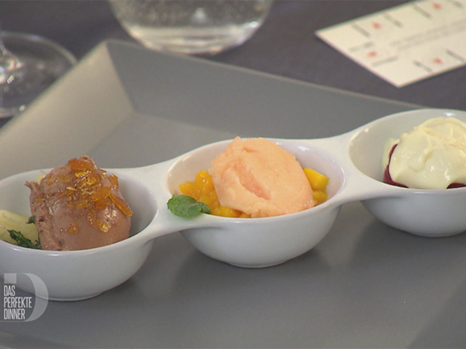 Dessert-Trilogie: Dunkle Mousse mit Chili, weiße Mousse mit Himbeeren und Fruchtsorbet