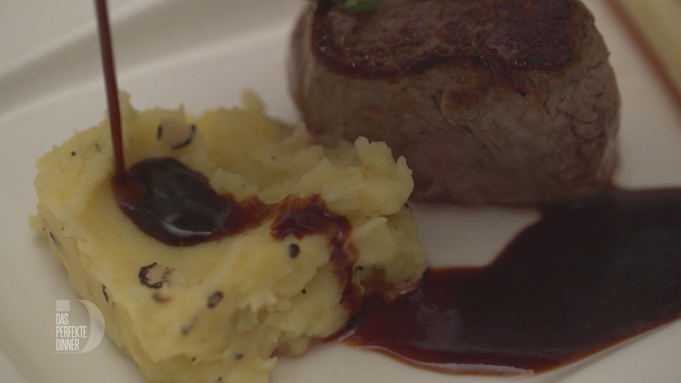 Kalbsfilet mit getrüffeltem Kartoffelstampf, frischem Spargel und Kalbsjus