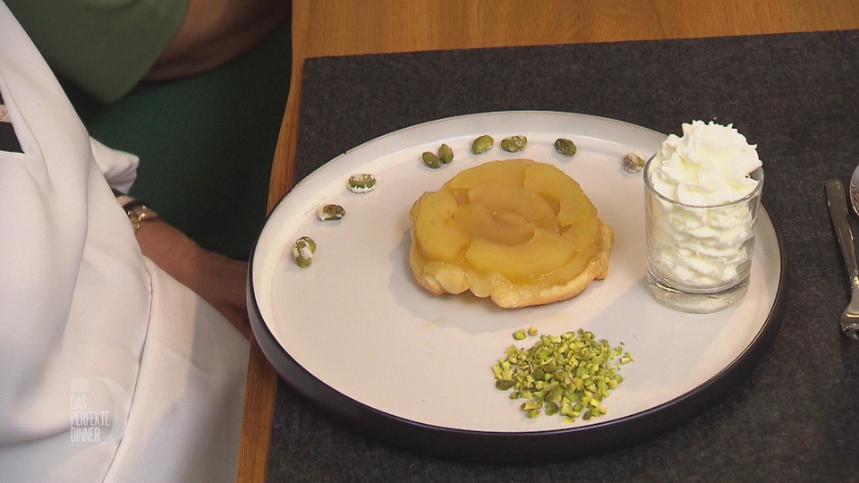 Tarte Tatin mit Vanilleeis und Sahne