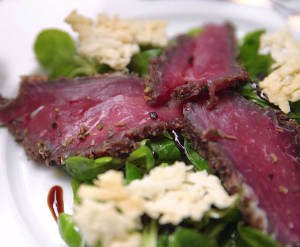 Gepökeltes Rinderfilet auf Feldsalat mit Parmesanchips, Zwiebelbrot und Chutney