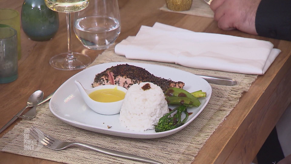 Lachs in Grünteekruste mit Kokos-Safranreis, Miso-Gemüse und Mangosoße
