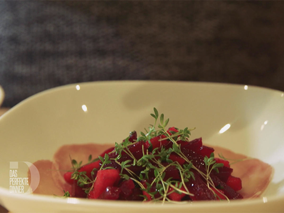 Rote-Bete-Apfel-Salat auf Schinkenbett mit geröstetem Buchweizen