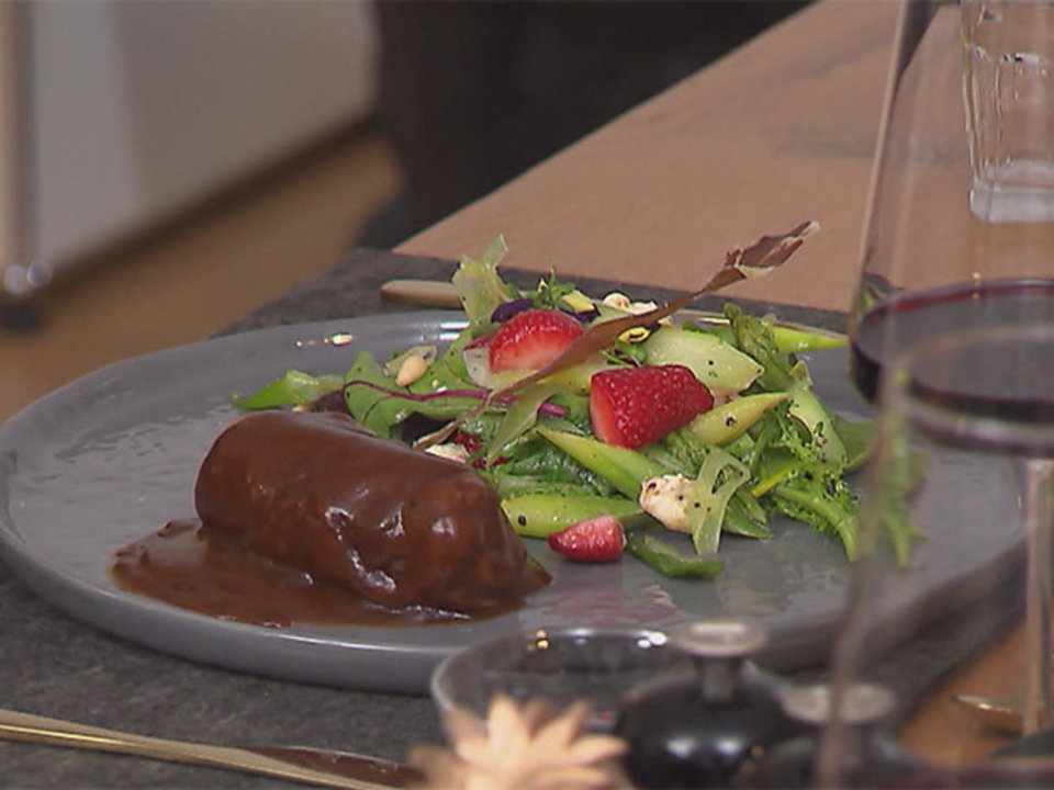 Kalbsroulade mit lauwarmem Sommersalat, Parmasegel und selbstgemachtem Baguette