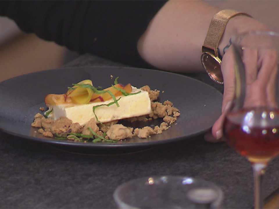 Holunderblüten-Parfait mit mariniertem Pfirsich und Crumble