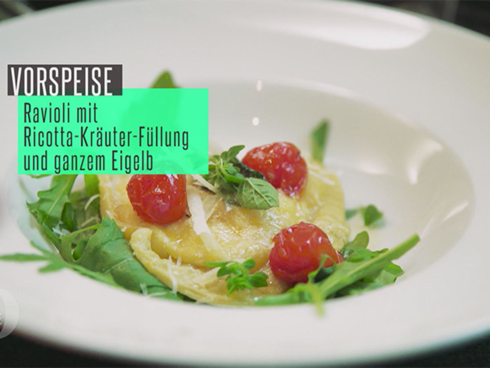 Ravioli mit Ricotta-Kräuter-Füllung in Salbeibutter, garniert mit Ofentomaten