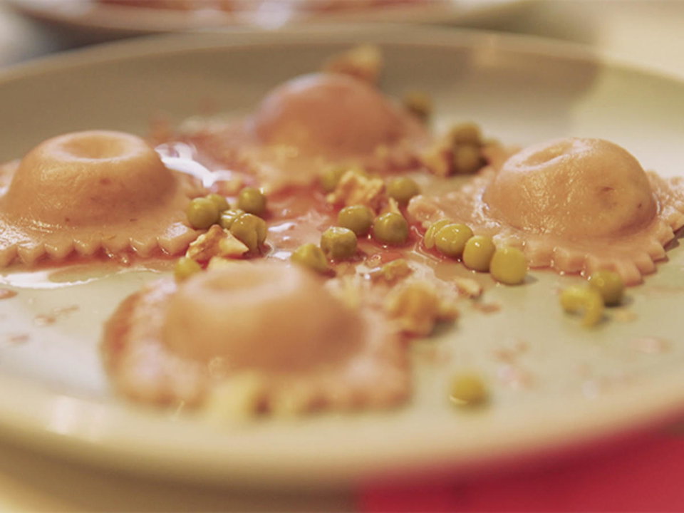 Rote Bete Ravioli mit Minze-Walnuss-Pesto auf Borscht-Reduktion