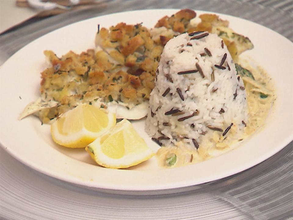 Dorschfilet mit Brotkruste trifft Basmati und Wildreis neben Spinat-Sahne-Soße
