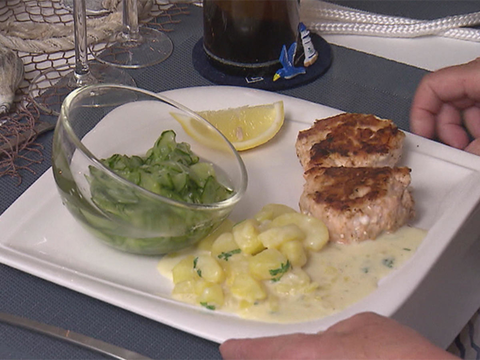 Lachsfrikadellen mit gestovten Kartoffeln & dänischem Gurkensalat
