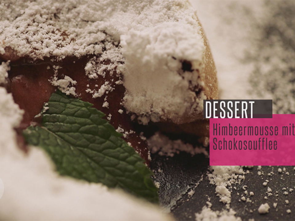 Himbeermousse mit Schokoladensoufflee und süß-sauren Essblüten