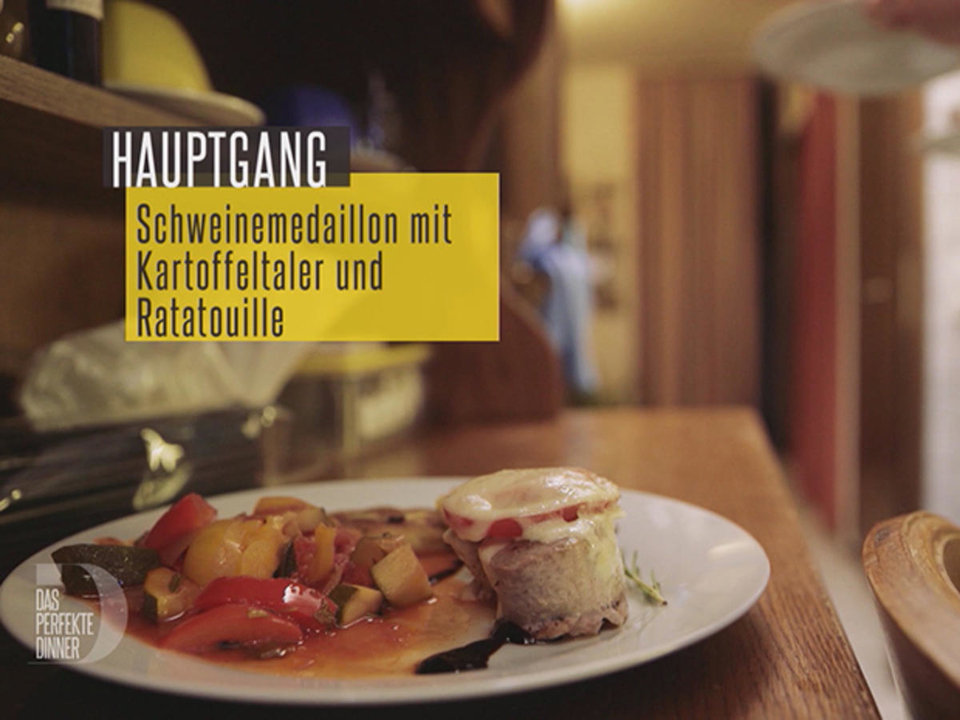 Schweinemedaillons mit Tomate und Zucchini überbacken