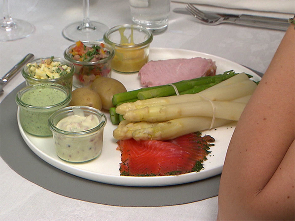 Spargel, selbst gebeizter Lachs und Kasseler aus dem Bratenschlauch