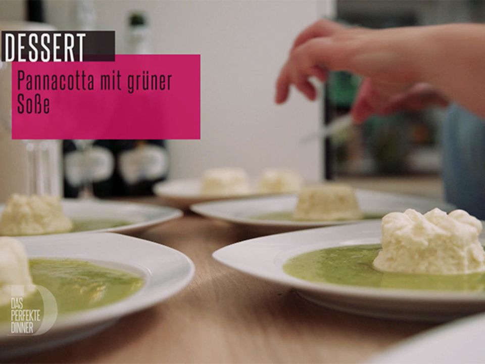 Maracuja-Panna-Cotta mit grüner Soße