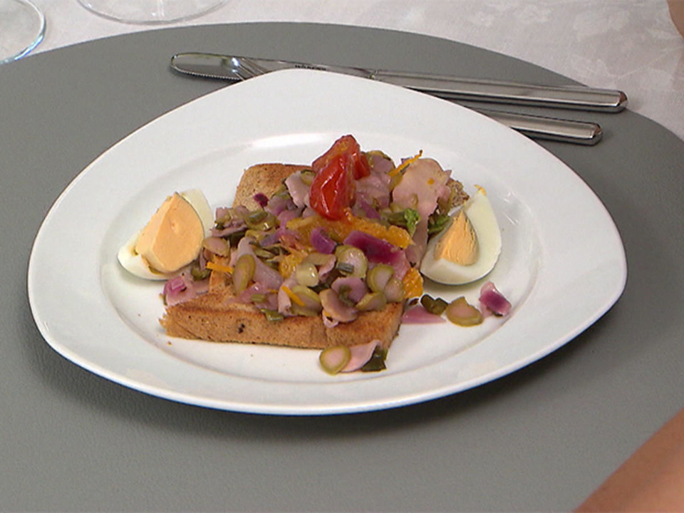 Spargelsalat auf geröstetem Toast