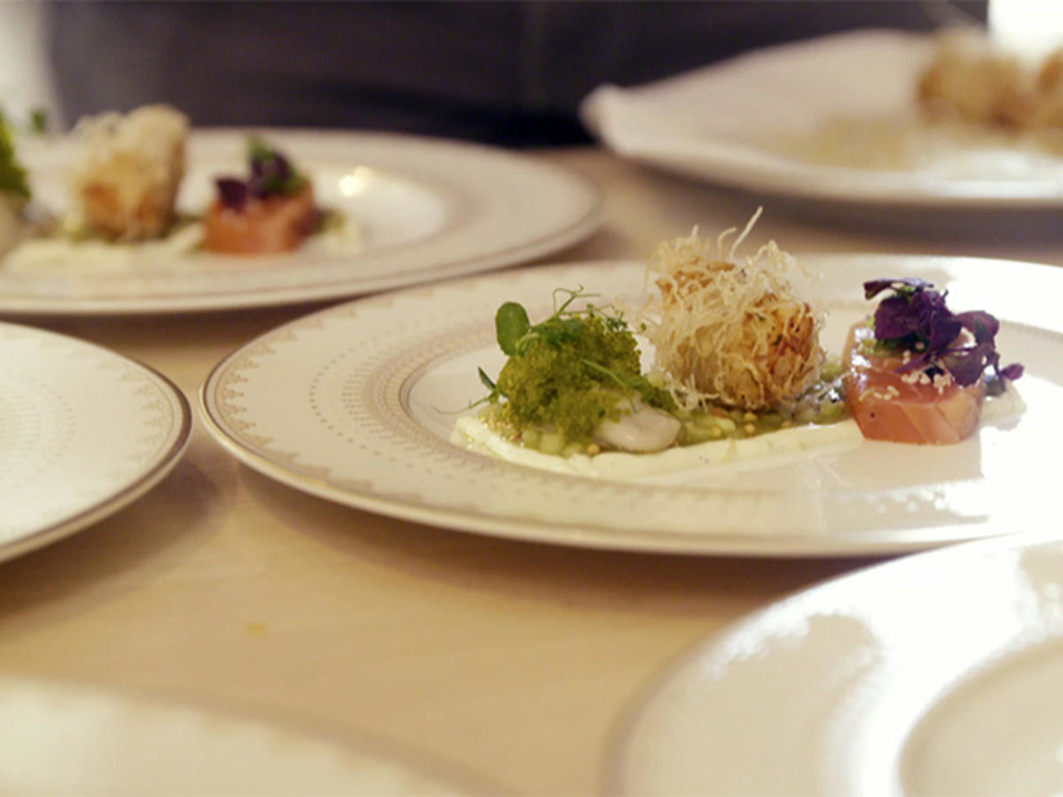 Trilogie von schottischem Lachs mit Limonen-Crème fraîche (Harald Wohlfahrt)