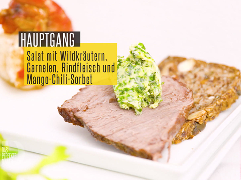 Rinderfilet und Garnele mit Salat mit Wildkräutern und Himbeeren Dressing