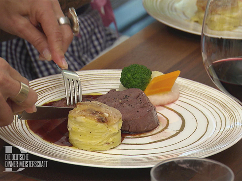 Rosa Rinderfilet | Kartoffelgratin | Gemüse-Bouquet | Rotwein-Jus