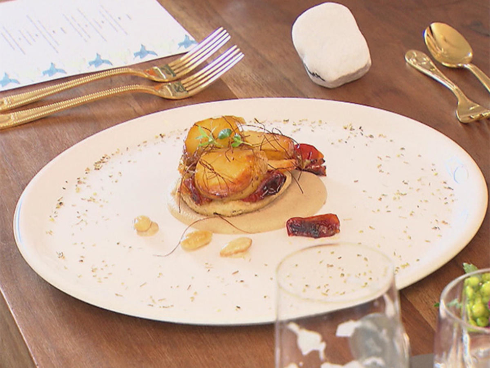 Tarte Suprise mit karamellisierten Kartoffeln auf Mandel-Crème