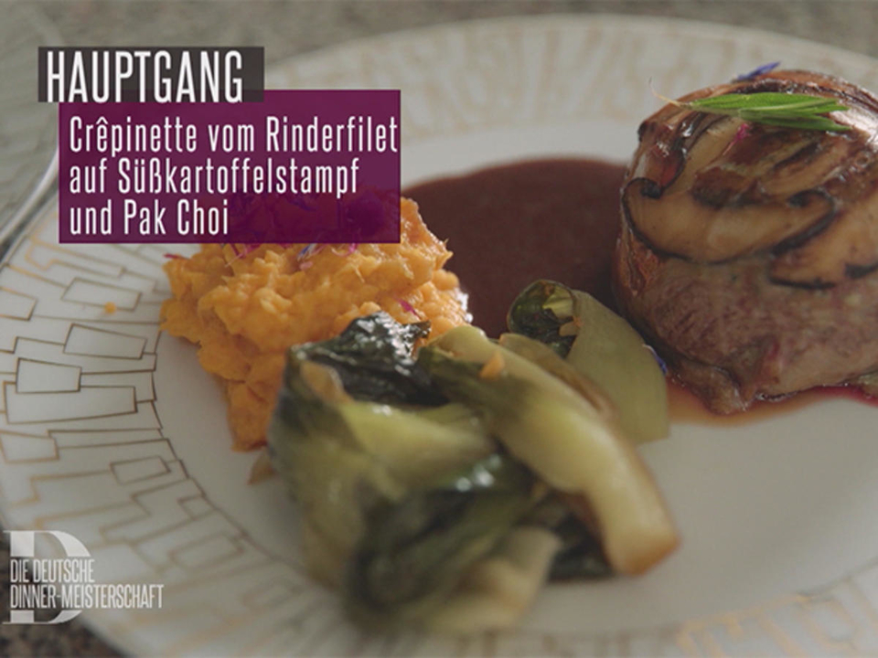 Crêpinette vom Rinderfilet mit Rotweinsoße auf Süßkartoffelstampf und Pak Choi Gemüse