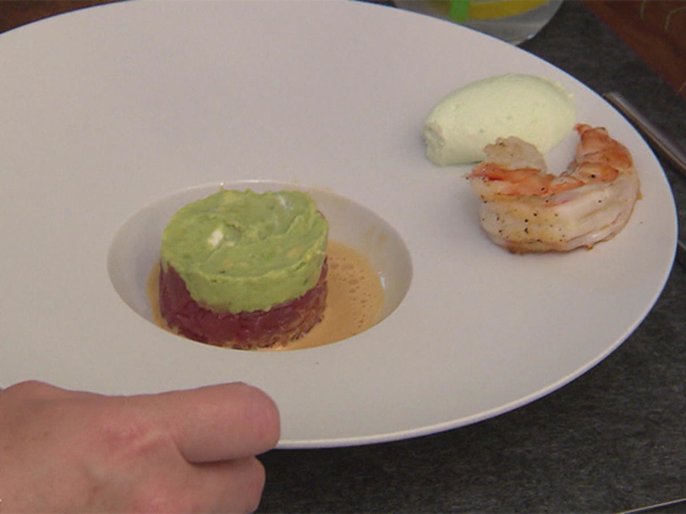 Thunfischtatar, Avocadocreme, Black Tiger Granat mit asiatischem Espuma, Sesamakaramell
