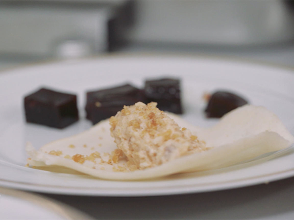 Walnuss Mousse in der Hippe und Espresso Gelee mit Kokos-Sauce