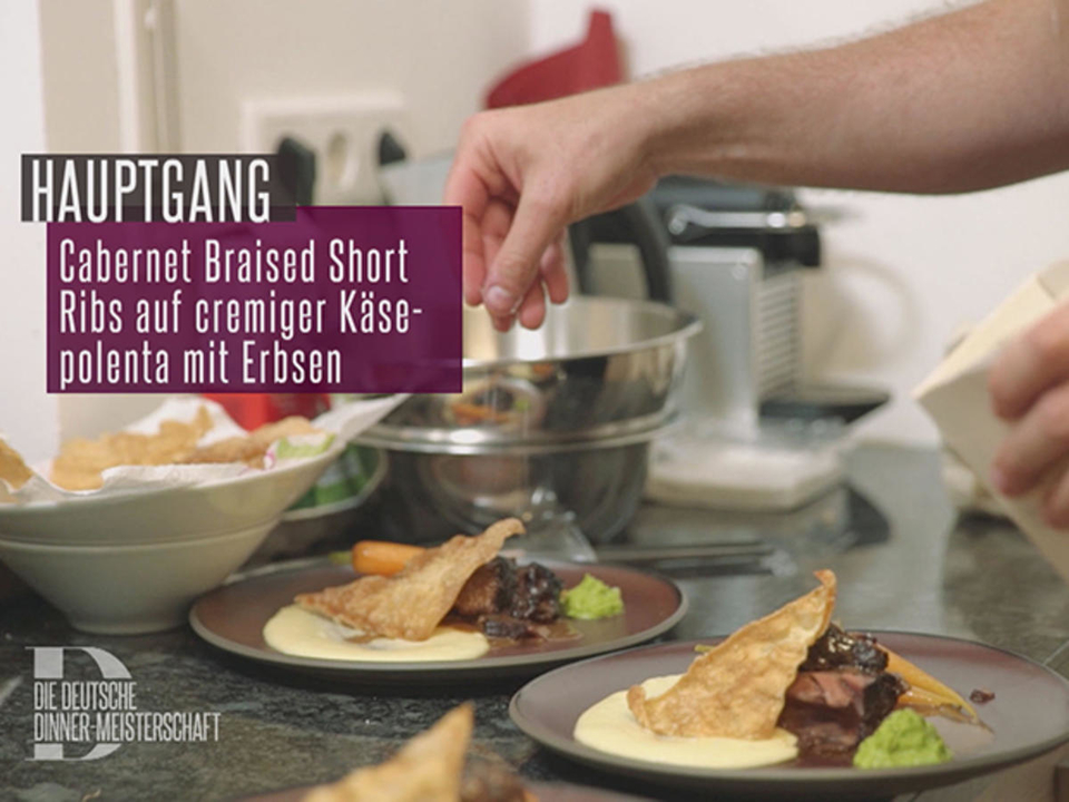 Cabernet Braised Short Ribs auf cremiger Käse-Polenta mit Erbsen