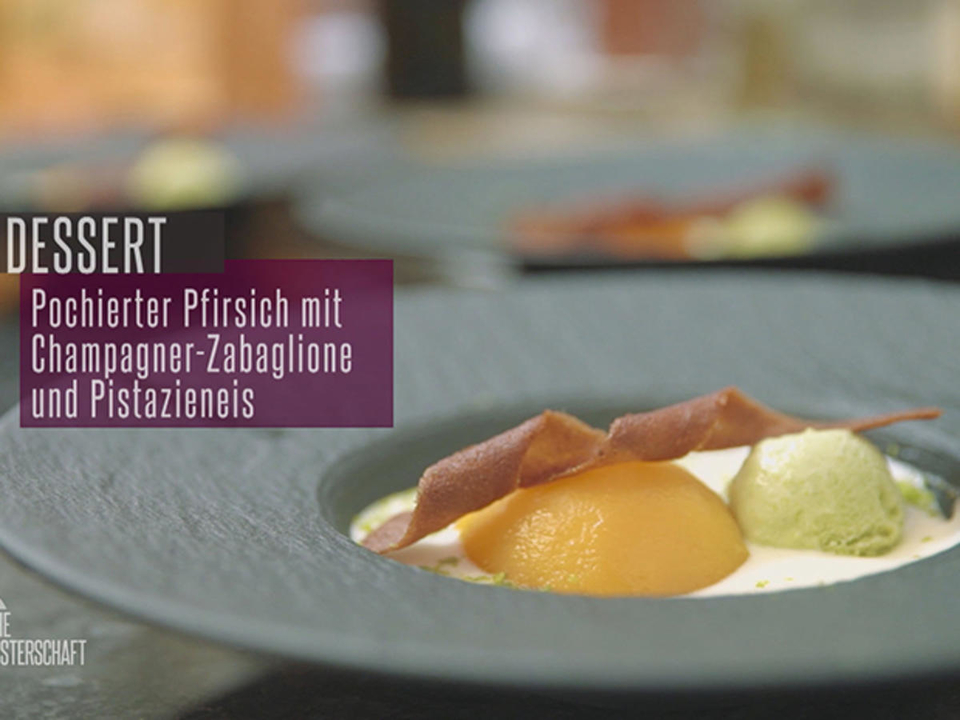 Champagner-Zabaglione mit pochiertem Pfirsich, Pistazieneis und Schokoladenhippe