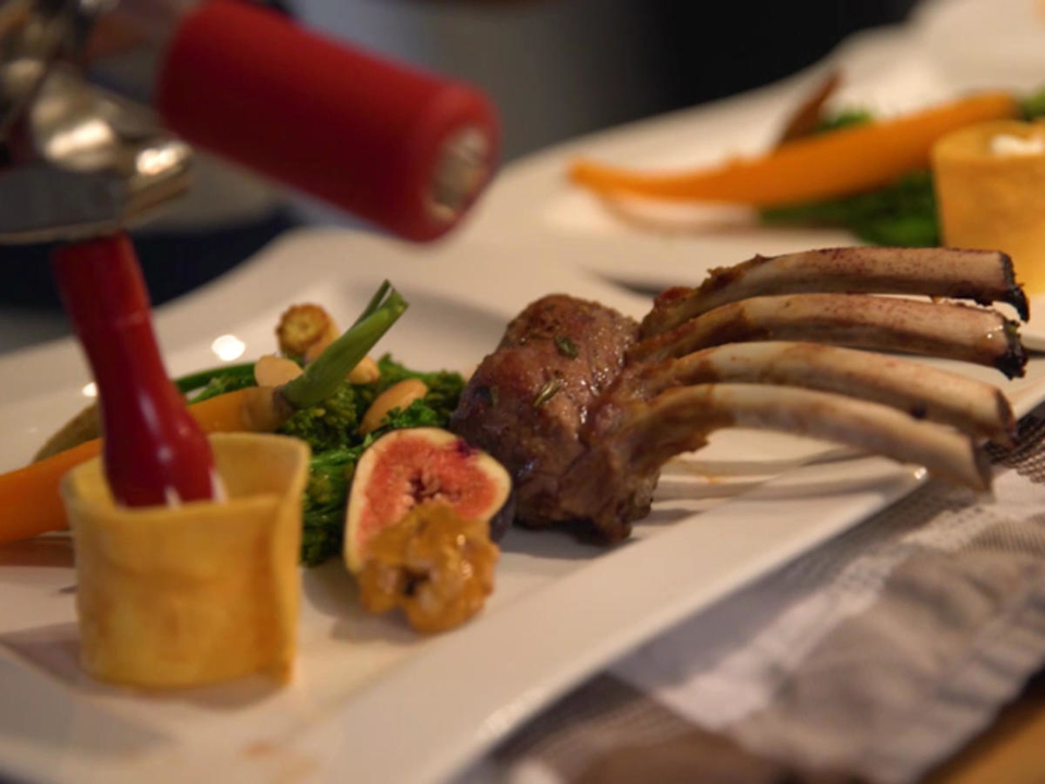 Lammkarree mit wildem Brokkoli, Kartoffelespuma und Feigensauce