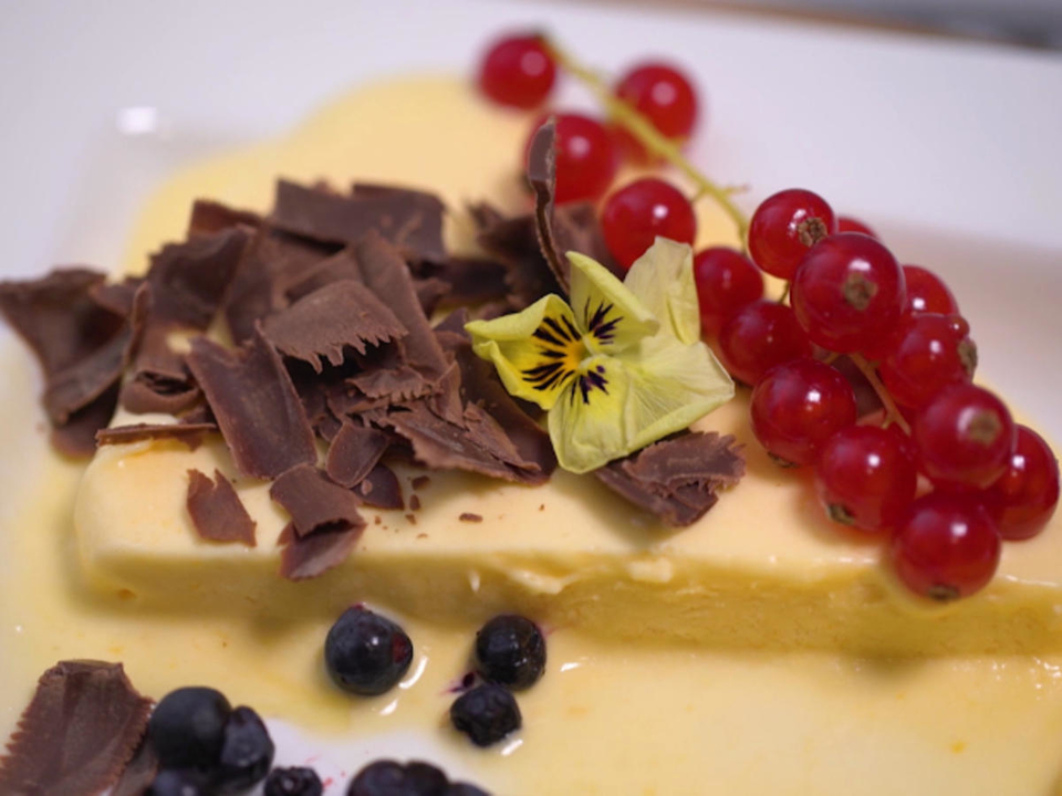 Orangenparfait, Brombeersauce, Crêpe Suzette, Créme-Brûlée-Espuma und Hibiskuspraline