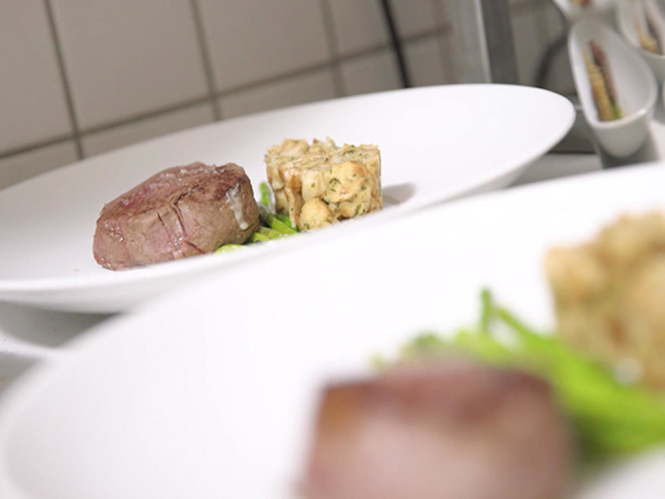 Wagyu Filet, Serviettenknödel und karamellisierter Babyspargel
