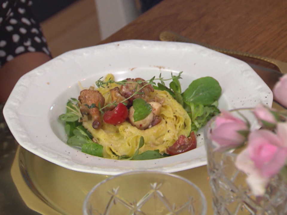 Rapunzel - Tagliatelle-Nest auf Feldsalat mit frischen Pfifferlingen