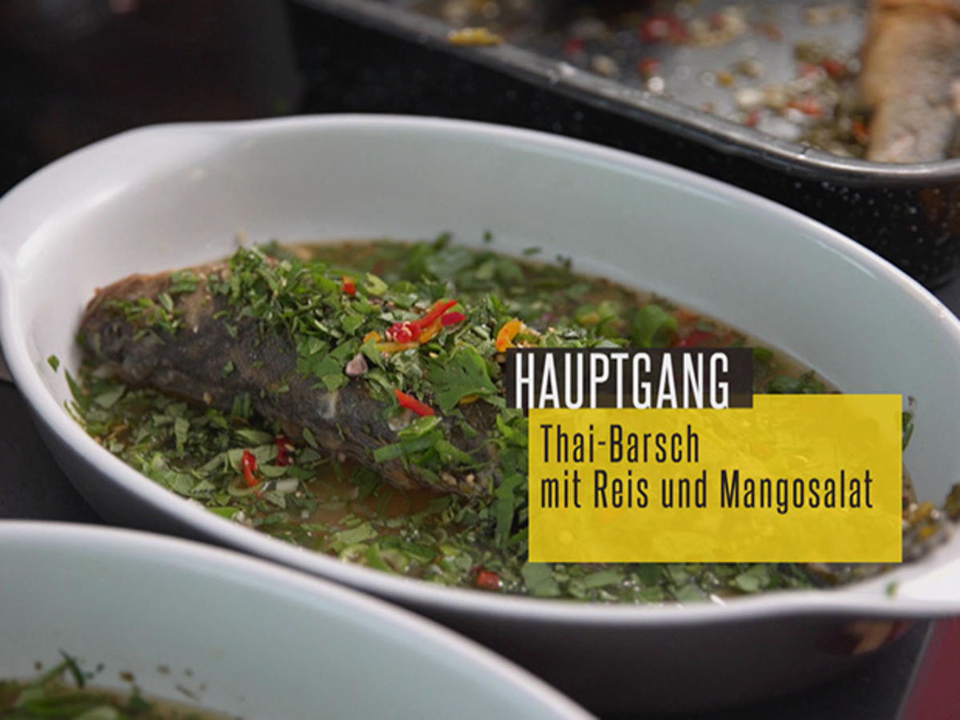 Thai-Barsch gefüllt mit Limetten, Minze und Chili, Reis mit Toppings und Soßen