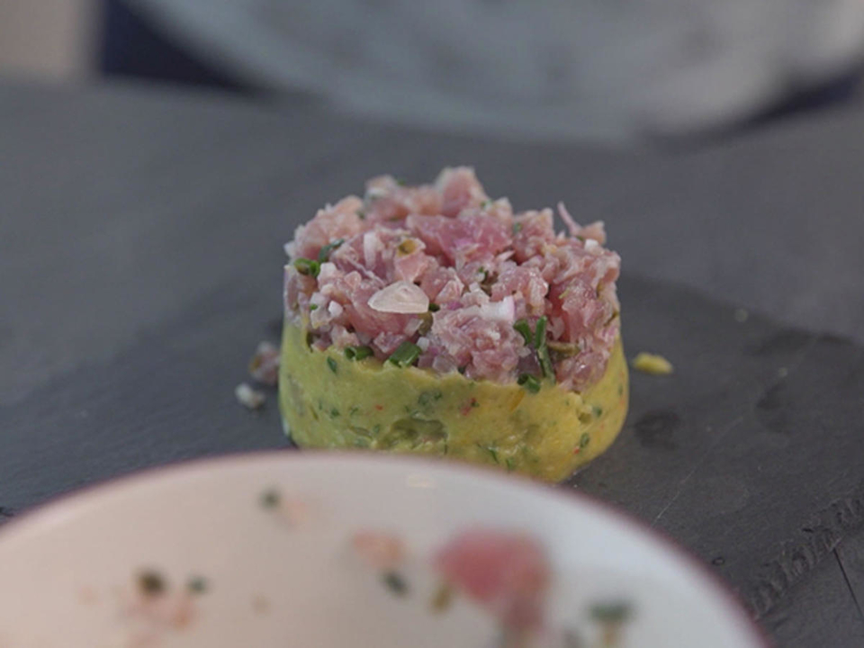 Avocado-Mango-Thunfisch-Salat mit Chili, Koriander, Minze und Nüssen