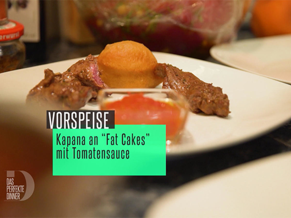 Namibisches Rinderhüftsteak (Kanapa) an "Fat Cakes" (Hefegebäck) und Tomatensoße