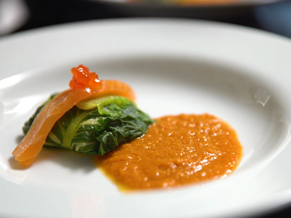 Lachs-Capuns an Flusskrebsbisque
